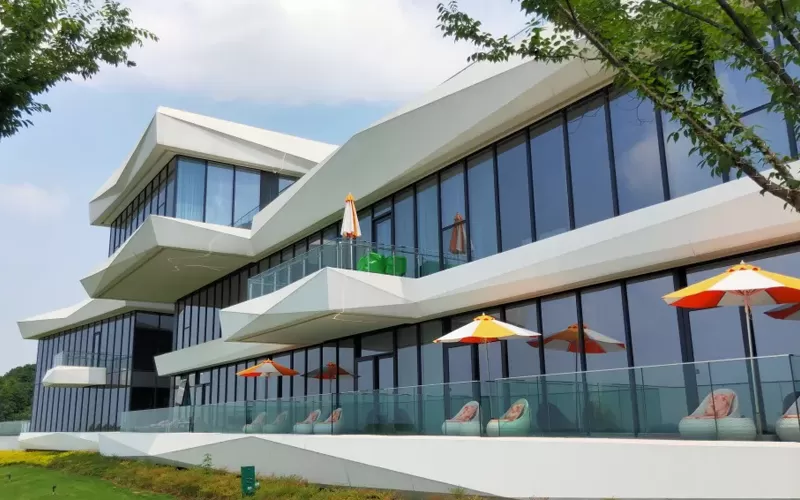 Dans la ville du printemps, les fleurs abondent dans tous les coins; À Hujiang, l'architecture s'épanouit comme une fleur vibrante.